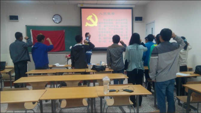 全体党员再一次庄严宣誓.jpg