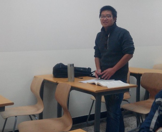 吴安东同学第一个热情洋溢地发言.jpg