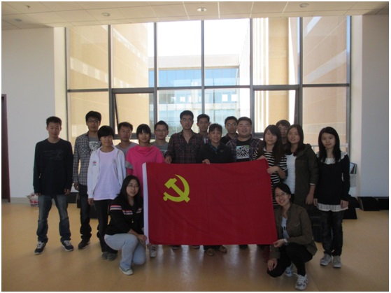 工作结束后与图书馆工作人员杨军老师合影留念.jpg