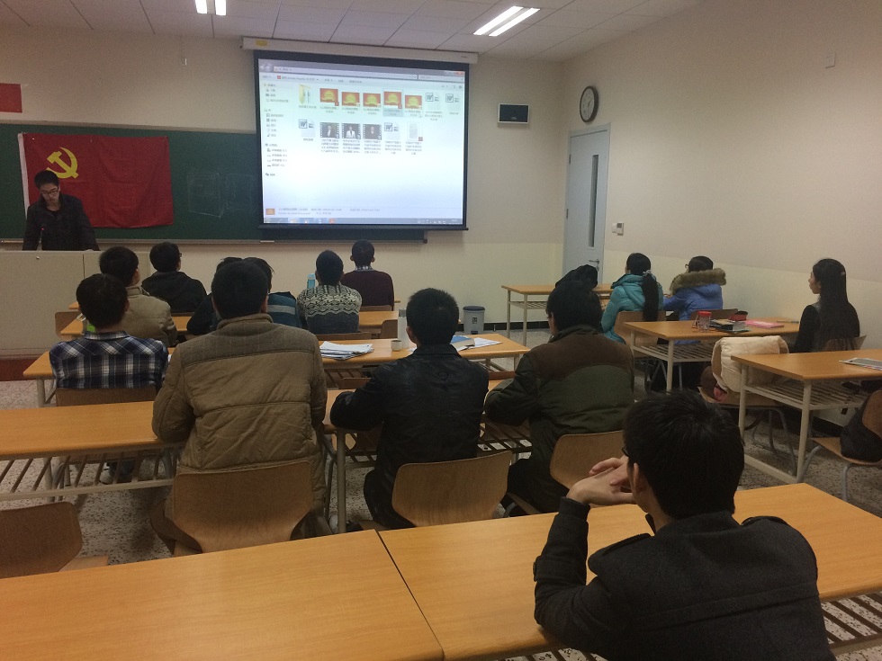 支部书记胡高科主持会议.jpg