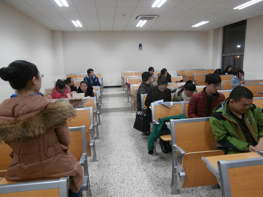 同学们相互交流学习心得.JPG