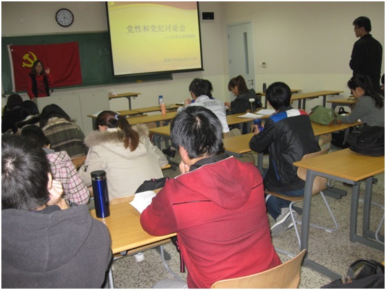 支部书记张小敏主持会议.jpg
