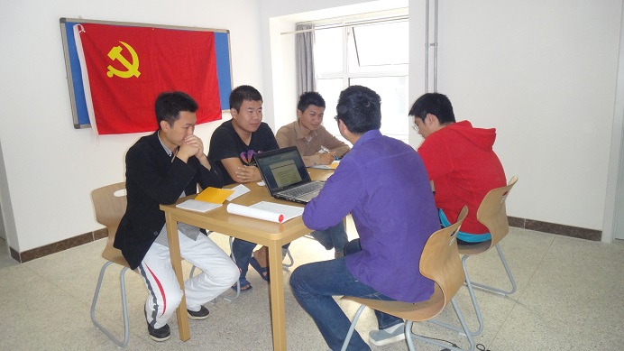 认真讨论交流.jpg